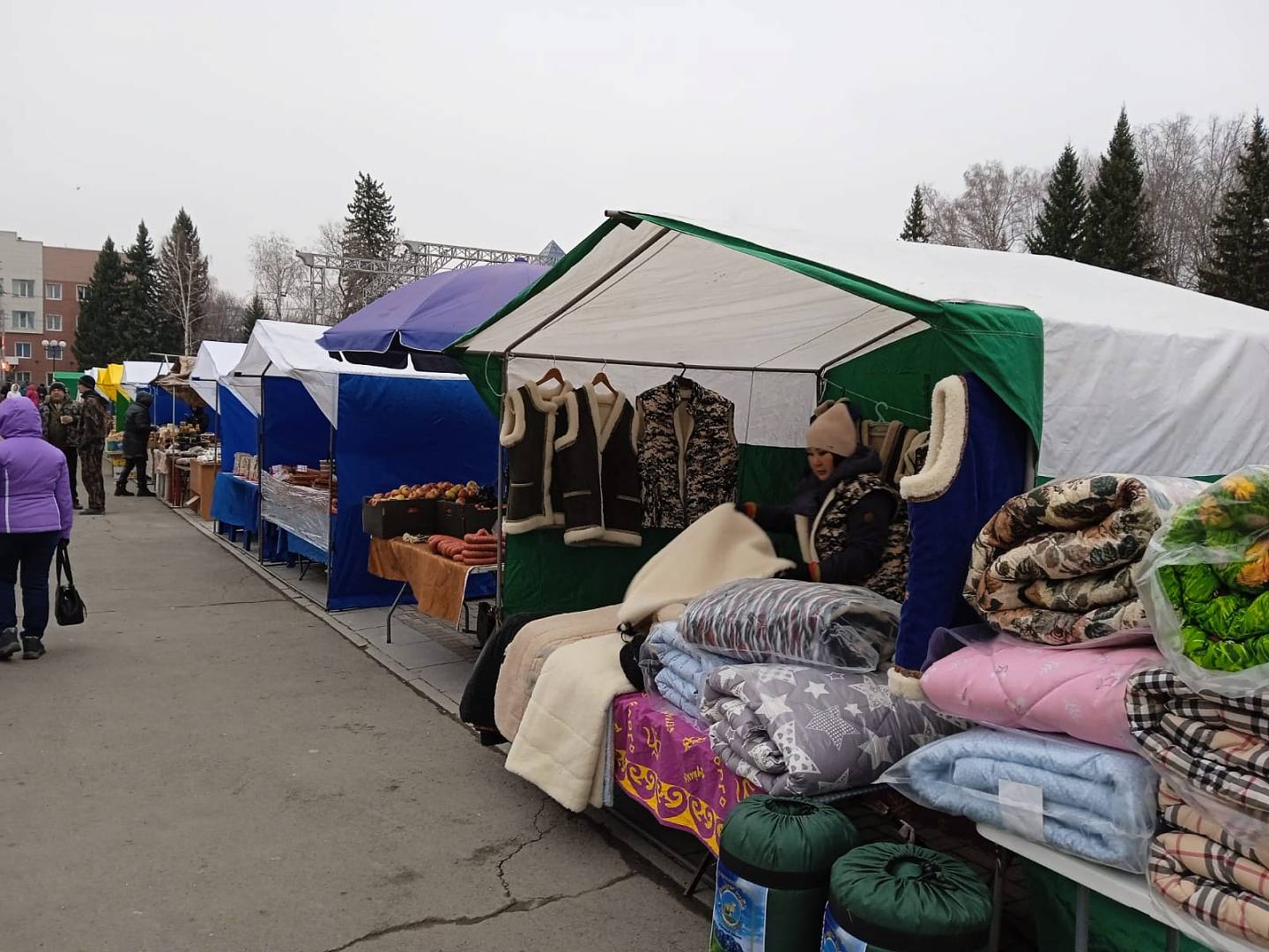 На главной площади Горно-Алтайска началась республиканская  сельскохозяйственная ярмарка, завершающая этот сезон